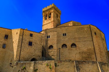 11 - 14. yüzyılda Ujue 'de inşa edilen Roma Iglesia de Santa Maria kilisesini çevreleyen Gotik kale duvarları, Bask Ülkesi, Navarra, İspanya