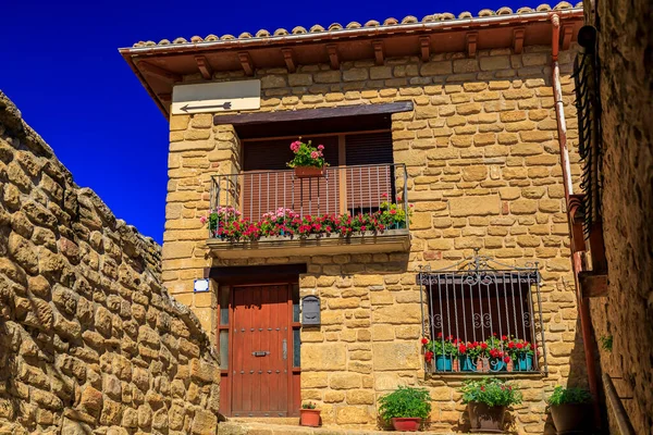 バスク地方 ナバラ スペインの絵のように美しい中世の村の古い石造りの家と狭い石畳の通り — ストック写真
