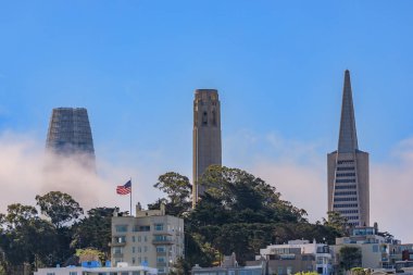 San Francisco şehir silueti Sis Karl 'la birlikte tarihi kulelerin arasından geçiyor.