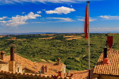 Ujue, Navarra, İspanya 'daki Iglesia de Santa Maria kale kilisesinin etrafındaki teras ve teras manzaralı eski teras manzarası.