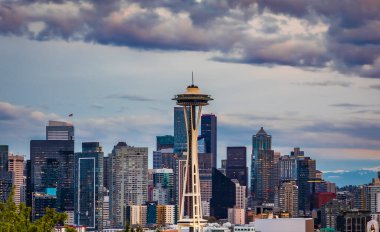 Şehir merkezindeki gökyüzü manzarası Space Needle ve Mount Rainier ile günbatımında Seattle, Washington Kerry Park 'tan