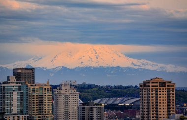 Seattle şehir merkezi gökyüzü manzarası. Gün batımında Rainier Dağı Seattle Kerry Park 'tan izleniyor.
