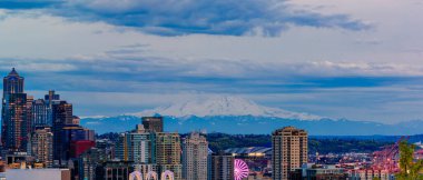 Washington, Seattle 'daki Kerry Park' tan gün batımı manzaralı Rainier Dağı ile şehir merkezi gökyüzü manzarası