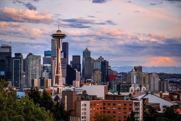 Pohled Centra Města Space Needle Mount Rainier Při Západu Slunce — Stock fotografie