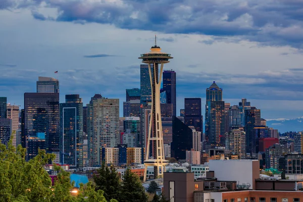 Belvárosi Kilátás Kilátást Space Needle Mount Rainier Naplementekor Kerry Park — Stock Fotó