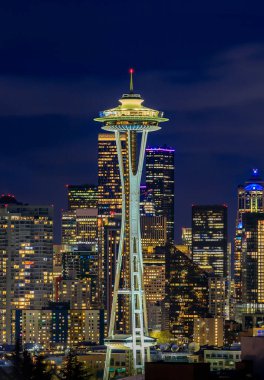 Şehir merkezinin ufuk çizgisi manzarası Space Needle ve Mount Rainier ile gün batımında Seattle, WA Kerry Park 'tan