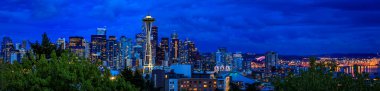 Şehir merkezindeki gökyüzü manzaralı uzay iğnesiyle gün batımında Kerry Park, Seattle Washington 'dan