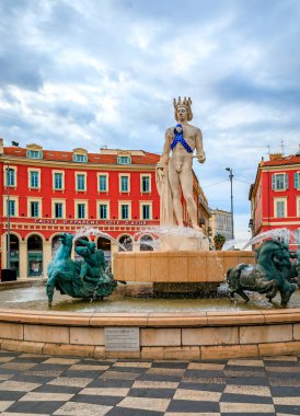 Nice, Fransa - 25 Mayıs 2022: Massena Meydanı 'ndaki Fountain du Soleil' de çoklu skleroza karşı mavi bilinçli kurdele ile Apollo heykeli