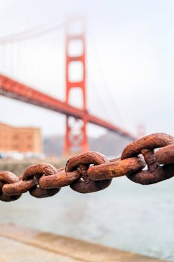 Bulanık manzaralı Golden Gate Köprüsü, paslı eski bir zincir, San Francisco, Kaliforniya 'da bulutlu bir yaz gününde