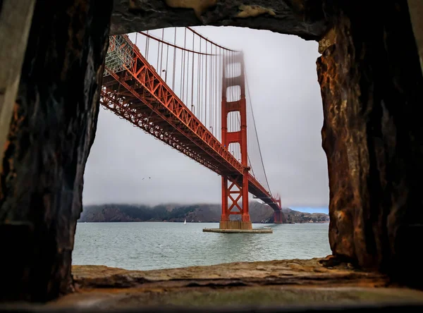Golden Gate Bridge Cloudy Day Low Fog Framed Embrasure Window — Fotografia de Stock