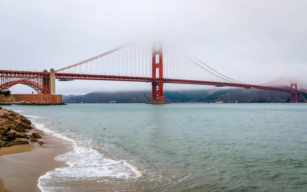 Famous Golden Gate Bridge Cloudy Summer Day Low Hanging Fog — Stock Photo, Image