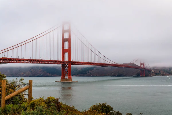 Famosa Ponte Golden Gate Dia Nublado Verão Com Nevoeiro Suspensão — Fotografia de Stock