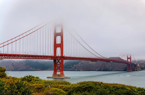 Famosa Ponte Golden Gate Dia Nublado Verão Com Nevoeiro Suspensão — Fotografia de Stock
