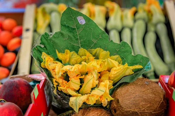 Traditional Delicacy South France Courgette Zucchini Flowers Outdoor Farmers Market — Stockfoto