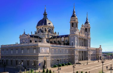Madrid, İspanya 'daki La Almudena ve Plaza de la Armeria Katedrali' nin havadan görünüşü, 1993 yılında Papa 2. John Paul tarafından kutsanmıştır.