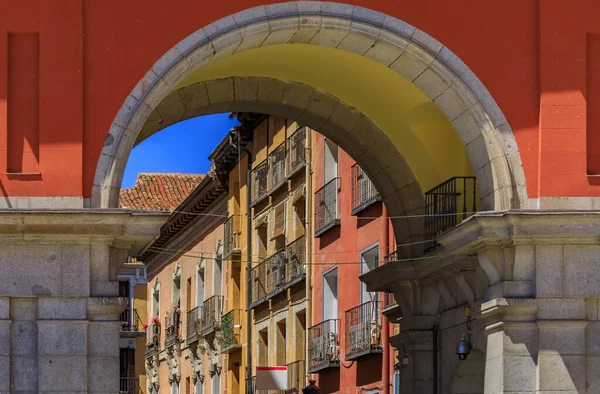 Puerta Plaza Mayor Rodeada Cafés Restaurantes Largo Los Arcos Con —  Fotos de Stock