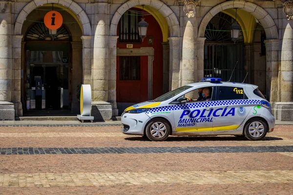 2021年6月28日 西班牙马德里 市警车雷诺佐伊在市长广场广场上巡逻 在鹅卵石街上开车 — 图库照片
