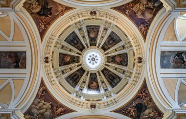 Madrid, İspanya - 28 Haziran 2021: Silahlı Kuvvetler Barok Katedrali veya Iglesia Katedral de las Fuerzas Armadas 'ın fresk kubbesi
