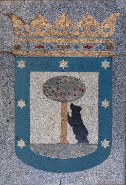 Madrid, Bear ve Strawberry Tree heykelinin sembolü ya da Madrid, İspanya 'nın merkezinde bulunan Oso y el Madrono arması.