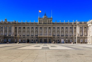 Madrid, İspanya - 28 Haziran 2021: Kraliyet Sarayı veya Palacio Real ve Plaza de la Armeria 'nın dekoratif barok mimarisinin görünüşü