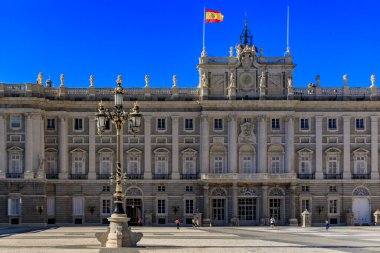 Madrid, İspanya - 28 Haziran 2021: Kraliyet Sarayı veya Palacio Real ve Plaza de la Armeria 'nın dekoratif barok mimarisinin görünüşü