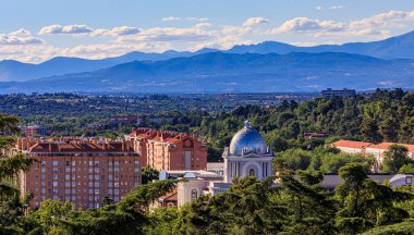 Madrid şehir manzarası Teatro la Estacion kubbesi ve Sierra de Guadarrama Dağı 'na bakan yerleşim binaları, Madrid, İspanya