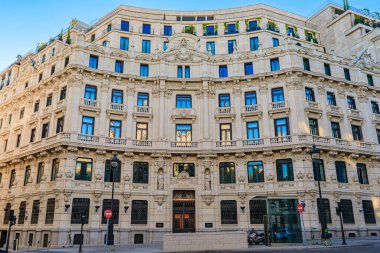 Madrid, İspanya - 28 Haziran 2021: Galleria Canalejas 'ın süslü Beaux sanat cephesi, şehrin merkezinde lüks perakendeciler bulunan tarihi alışveriş merkezi