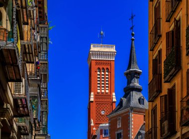 Konut binaları ve Kutsal Haç Kilisesi veya İspanya 'nın Madrid kentindeki Parroquia de Santa Cruz' un bulunduğu şehir.