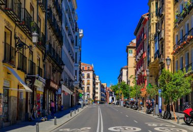 Madrid, İspanya - 28 Haziran 2021: Şehrin merkezindeki ana caddelerden biri olan Calle Belediye Başkanı 'ndaki güzel binaların ön cepheleri