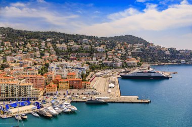 Akdeniz 'deki Nice limanı, Fransa' daki Cote d 'Azur limanındaki yat ve liman binalarının manzarası
