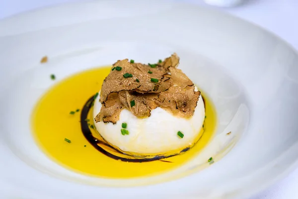 在法国尼斯的一家豪华餐馆里 松露开胃菜配新鲜意大利面 一片黑色松露片和橄榄油碎青葱 — 图库照片