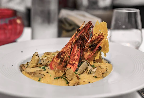 Tranches Truffe Noire Rasées Sur Une Assiette Risotto Avec Crevettes — Photo