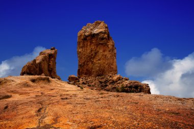 Gran canaria roque nublo mavi gökyüzü