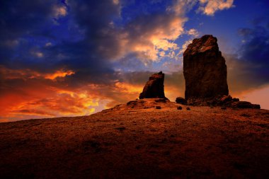 Gran canaria roque nublo dramatik gökyüzü günbatımı
