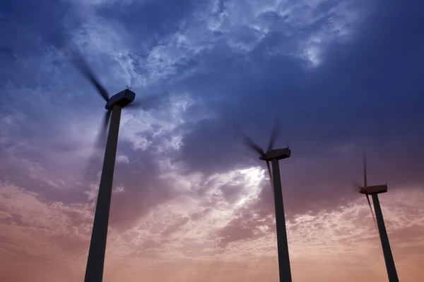 Aerogenerator moinhos de vento no céu pôr-do-sol dramático — Fotografia de Stock