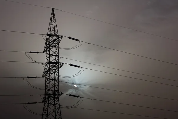 Nuvens dramáticas céu e torre elétrica — Fotografia de Stock