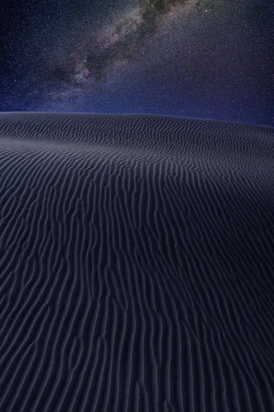 Deserto dune sabbia in via lattea stelle cielo notturno — Foto Stock