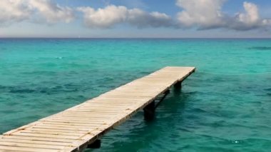 Akdeniz Beach ahşap iskele turkuaz deniz formentera Balear Adaları