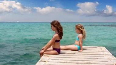 küçük kız kardeş kız pastoral manzara formentera Beach'te yaz gününde arıyorum.