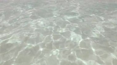 güzel sahil plaj dalgalı su yansıma alt ve dalgalanma ile