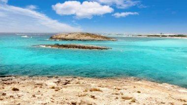 Balear formentera Adası illetes Illetas plaj turkuaz su ve adacıkları ile