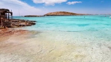 Balear formentera Adası illetes Illetas plaj turkuaz su ve adacıkları ile