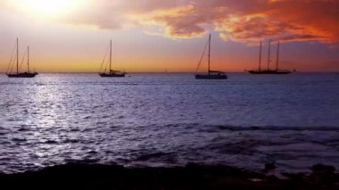 Ibiza deniz günbatımı manzaralı es vedra ufuk ve yanlış olan formentera Balear adalarından gök