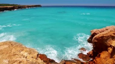 Cala saona turkuaz denizde bir dalgalanma gün dalgalar ile Ibiza yakınındaki formentera Balear Adası