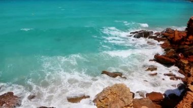 Cala saona turkuaz denizde bir dalgalanma gün dalgalar ile Ibiza yakınındaki formentera Balear Adası