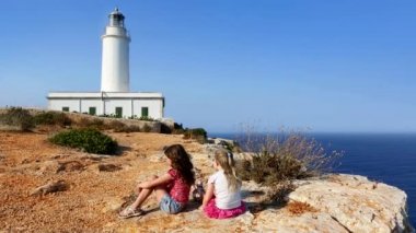 rüzgarda yüksek cliff deniz duygu mutlu küçük kız kızlar