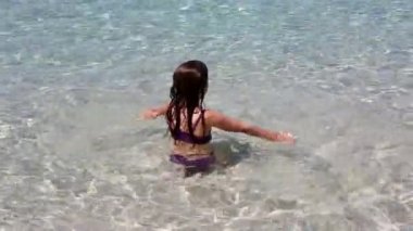 güzel küçük bir kız İbiza Plajı yaz tatile oynuyor