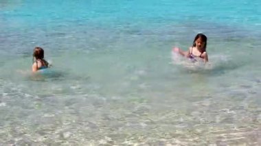 Sahil plaj su Ibiza Adası oynayan kızlar