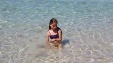 güzel küçük bir kız İbiza Plajı yaz tatile oynuyor