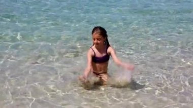 güzel küçük bir kız İbiza Plajı yaz tatile oynuyor